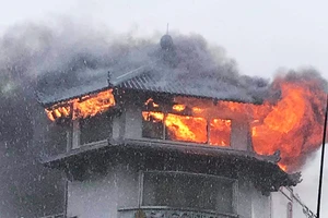 Khách sạn Đồng Khánh ở quận 5 cháy nghi do sét đánh 