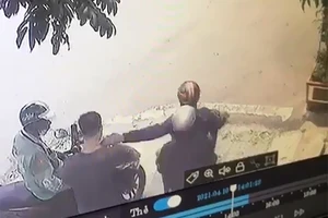 Camera ghi cảnh thanh niên bị giật dây chuyền ở quận Tân Phú