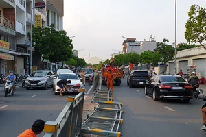 Xe Mercedes tông văng dải phân cách thép