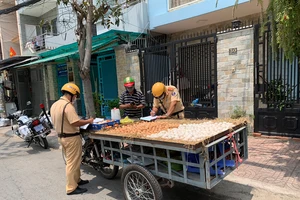 Sau khi 'cù nhây’ với CSGT, người vi phạm bỏ luôn phương tiện