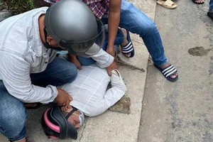 Cô gái bị giật điện thoại phóng xe tông ngã nhóm 'cản địa'