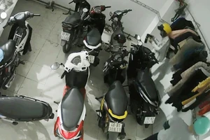 Nhóm trộm cầm bình xịt hơi cay, lấy 3 xe máy ở phòng trọ