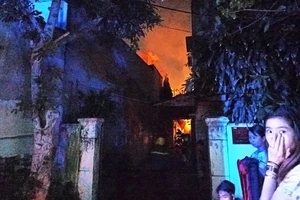 Gò Vấp: Xưởng gỗ ở khu dân cư bốc cháy dữ dội