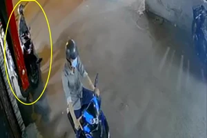 Camera an ninh ghi cảnh trộm thản nhiên bẻ khóa xe SH ở Gò Vấp