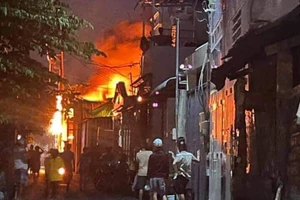 TP.HCM: Cháy dữ dội xưởng sản xuất ghế gần ngàn mét