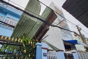 Giông lốc cực lớn ở quận 8, thổi bay mái tôn, bẻ gãy cây cối