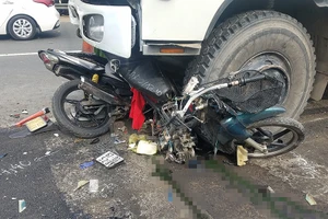 Xe ben lao vào các công nhân trải nhựa đường ở quận Bình Tân