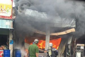 Cửa hàng sơn cháy nổ dữ dội, hàng xóm sơ tán 