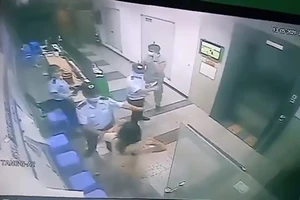 Phạt phụ nữ không đeo khẩu trang, đánh bảo vệ 2 triệu đồng