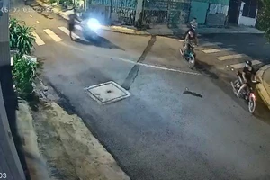 Hóc Môn: Dừng xe trước nhà, bị 6 kẻ cướp tấn công, lấy xe máy