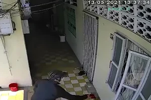 Quận 8: Cháu họ vay tiền, nhà người bà con bị tạt sơn