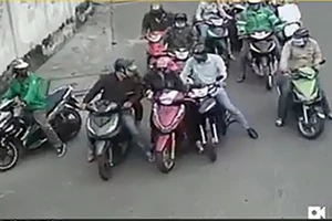 Bắt 5 thành viên nhóm dàn cảnh va chạm, móc túi cả trăm triệu