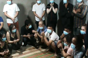 Bị tập kích, hàng chục con bạc nhảy kênh lấy lá che người