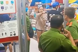 Phạt 1 phụ nữ không đeo khẩu trang, 'quậy' ở cửa hàng quận 4