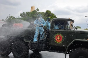 Binh chủng hóa học phun khử khuẩn nhiều tuyến đường Gò Vấp