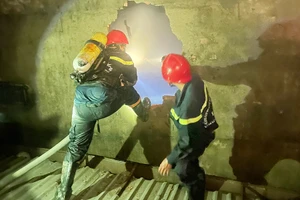 Cảnh sát đục tường dập lửa vụ cháy làm 3 người thương vong ở Tân Phú
