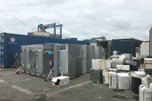 Cán bộ công an chống buôn lậu bị bắt đã buôn hàng cũ, cấm nhập