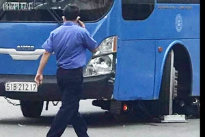 Quận 6: Xe buýt cuốn xe máy, người đàn ông thoát chết thần kỳ