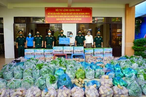 Quân khu 7 tặng rau, củ, quả tự trồng cho dân vùng dịch