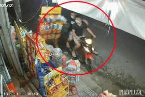 2 thanh niên bê cả giá hàng của tiệm tạp hóa ở Hóc Môn