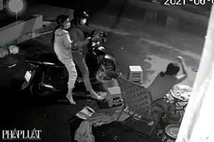 Ngồi trước nhà lúc rạng sáng, một phụ nữ bị tấn công bằng hơi cay