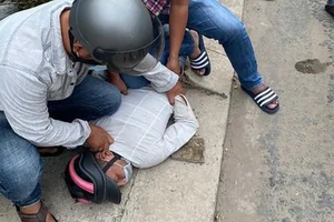 Cướp táo tợn, đánh vào đầu nạn nhân, lấy xe máy