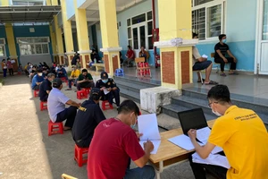 Khoảng 12.000 người ở Chợ đầu mối Bình Điền được tiêm vaccine Astrazeneca