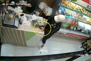  Mua trái cây cao cấp, rồi dàn cảnh để chôm điện thoại 