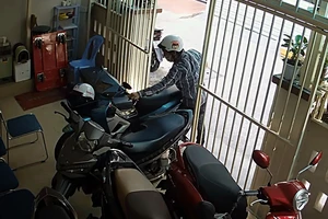 Camera ghi cảnh trộm vào nhà, bẻ khóa lấy xe máy ở quận 1