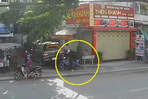 Bị giật dây chuyền khi ngồi trước một văn phòng công chứng ở Củ Chi