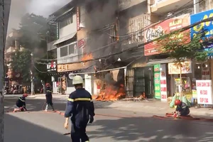 Cháy nhà 2 tầng đường Đồng Đen, nhiều người tháo chạy
