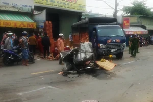 Tai nạn giữa xe máy và 2 xe tải, một người tử vong