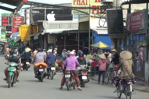 Dừng 3 chợ truyền thống ở Bình Chánh, dân lén buôn bán tự phát