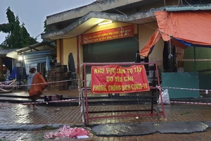 Chùm ảnh: TP.HCM phong tỏa chợ An Sương vì có 3 ca nghi nhiễm 