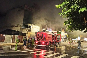 Cháy cửa hàng ở Gò Vấp, cả khu vực náo loạn
