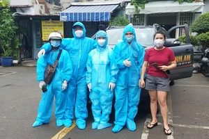 Hàng ngày chạy xe đến các điểm cách ly tặng cả tấn rau củ, nhu yếu phẩm