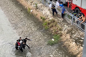 1 phụ nữ nhảy cầu Nguyễn Văn Cừ ở quận 4 chưa rõ nguyên nhân