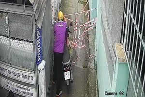 Sự thật clip người đàn ông tháo dây phong tỏa để di chuyển ở TP.HCM