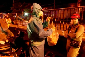 Bộ Tư lệnh TP.HCM điều ô tô đưa hơn 300 người dân về quê miền Tây