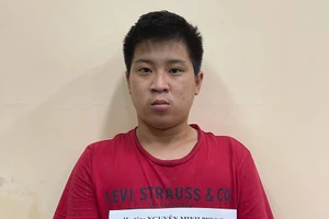 Thanh niên bán giấy 'thông chốt', bán suất tiêm vaccine dịch vụ 