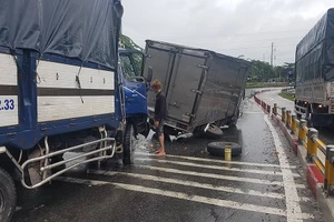 Tông vào xe tải đang dừng sửa giữa đường, 3 người bị thương