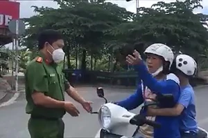 Ra đường không nói lý do và chửi công an, người phụ nữ bị xử phạt