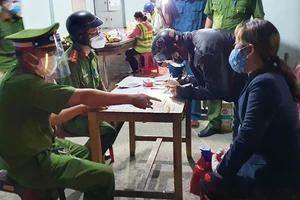 Nhiều người lái xe máy “thông chốt” về miền Tây bị xử phạt nặng