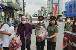 Cán bộ Cục An ninh nội địa tặng bà con hàng tấn thực phẩm