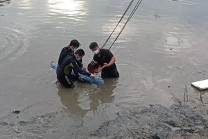 Đang giãn cách xã hội, 2 người bơi qua rạch để bắt cá, một người mất tích