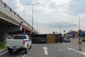 Container va vào gầm cầu vượt An Sương, rớt xuống đường 