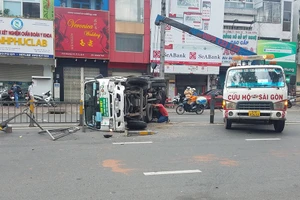 Xe tải tông dải phân cách, lật ngang trên đường 3-2