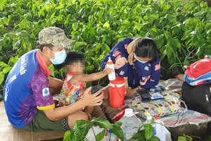 2 gia đình đi bộ về quê nhưng không được, phải tá túc ở gầm cầu