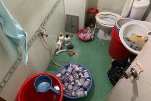 Sản xuất thuốc hỗ trợ điều trị COVID-19 giả ở... nhà vệ sinh