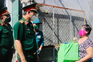 Quận 12: Xuất quân trao hàng ngàn phần quà đến người dân